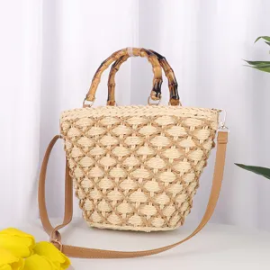 Sac à bandoulière en paille tendance avec poignées en bambou et design décontracté pour femmes.