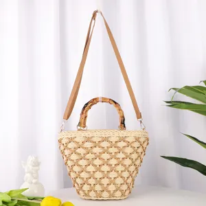 Sac bandouliere en paille tressee avec poignee en bambou pour femme usage quotidien ete chic.