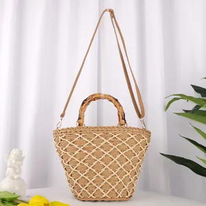Sac à main bandoulière tissé en paille pour femme avec poignée en bambou et sangle réglable.