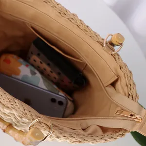 Vue détaillée de l'intérieur du sac cabas en paille avec doublure et poches.