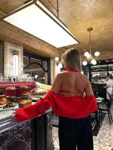 Λεπτομέρεια πλάτης σε κόκκινο πλεκτό σετ, με halter top και ασορτί σάλι μακρυμάνικο.