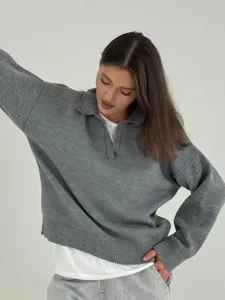 Vista detallada jersey de punto gris para mujer, cuello polo, estilo casual y cómodo.