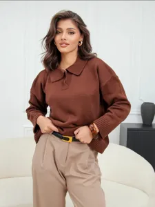 Detailansicht des gemütlichen braunen Strick-Polopullovers mit klassischem Reverskragen und weicher.