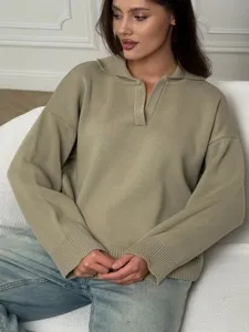 Primer plano de jersey de punto para mujer cuello polo verde salvia detalle textura.