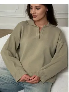 Vista detallada del suéter de punto casual para mujer con elegante cuello polo y manga larga.