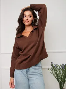 Vista detallada de un jersey de punto marrón para mujer con elegante cuello en V.