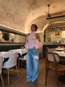 Chic halter neck knit sweater set με αποσπώμενα μανίκια και μονδέρνα τζιν παντελόνι.