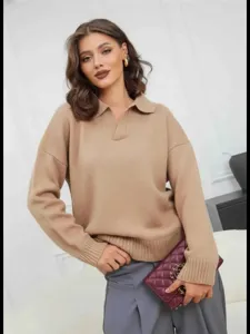 Detailansicht des gemütlichen kamelbraunen Strick-Polypullovers, ideal für Herbst und Winter.