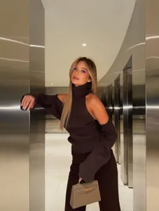 Λεπτομέρεια από το καφέ πλεκτό σετ πουλόβερ halter, με λεπτή ριμπ υφή και μανίκια.