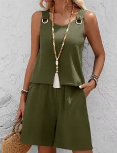 Vue détaillée du haut élégant sans manches vert olive chic et de son short assorti.