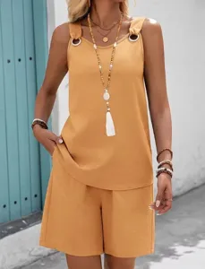 Vue détaillée du haut sans manches décontracté et du short assorti en jaune.