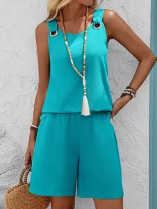 Détail de l'ensemble haut sans manches et short turquoise, tenue d'été décontractée.