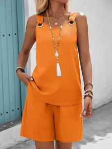 Ensemble deux pièces haut sans manches et short orange, tenue d'été décontractée.
