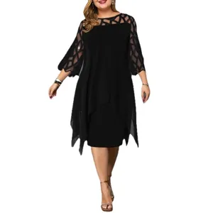 Elegant plus size μαύρο φόρεμα σιφόν με διαφανή μανίκια με σχέδια και ασύμμετρο στρίφωμα.