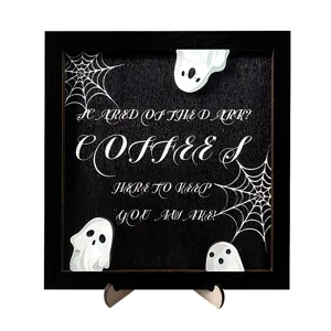 Vue détaillée du panneau en bois fantôme d'Halloween, parfait pour la déco de table café.