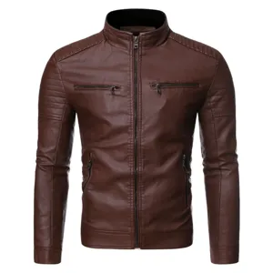 Détail veste de moto homme en cuir PU marron, col montant avec poches zippées multiples.