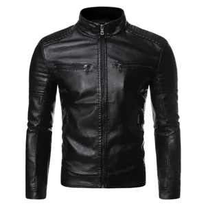 Détail de veste de moto en cuir PU noir pour homme avec col montant poches zippées et épaules.
