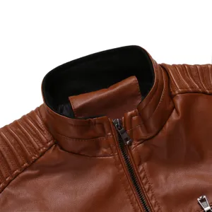 Détail veste cuir PU homme, col montant marron manteau moto col et fermeture éclair gros plan.