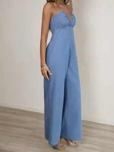 Vista dettagliata della tuta lunga casual in denim azzurro chiaro da donna con scollo.