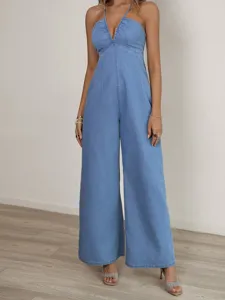 Primo piano della elegante tuta ampia in denim azzurro con scollo all'americana e scollo a V.