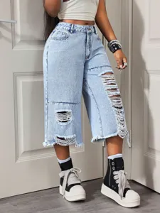 Pantaloni capri in denim azzurro strappato da donna, jeans estivi casual alla moda.