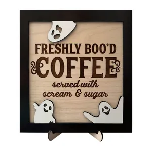 Nahaufnahme des Halloween Holz-Geister-Kaffeeschilds, süße rustikale Feiertags-Deko.