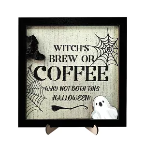 Vue rapprochée détaillée d'une plaque en bois d'Halloween avec un motif fantôme et du texte.
