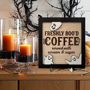 Halloween Holz Gespenst Kaffeeschild Detailansicht mit süßen Geisterfiguren und warmer Kerzenbeleuchtung.