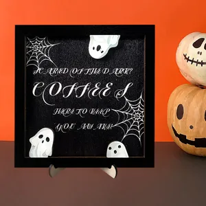 Détail de plaque en bois Halloween, design de fantôme mignon et toile d'araignée pour café.