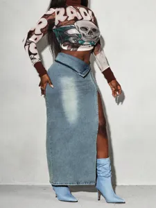 Primo piano dettagliato della gonna midi in denim elasticizzato con spacco e top a rete.