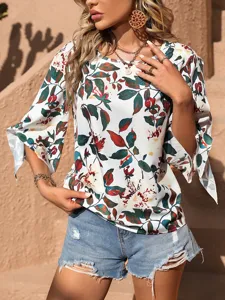 Vista dettagliata della blusa casual da donna con stampa floreale e maniche a fiocco.
