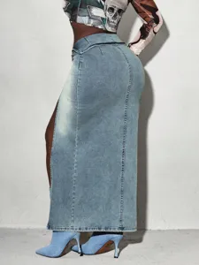 Gonna lunga in denim elasticizzato con spacca vita alta da donna, stile streetwear casual.