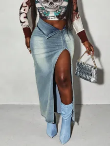 Gonna midi in denim da donna con spacco frontale e cintura asimmetrica con zip.