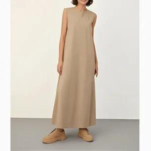 Elegante vestido largo sin mangas en color beige con cuello redondo estilo casual.