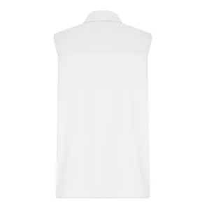 Vue détaillée du dos d'une chemise blanche sans manches montrant des coutures soignées.