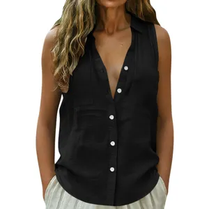 Détail d'une chemise sans manches noire pour femme en lin avec col en V et poches.