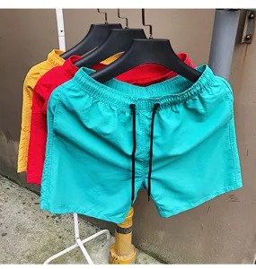 Sommerliche Herren Strandshorts mit elastischem Bund und praktischem verstellbarem Kordelzug.