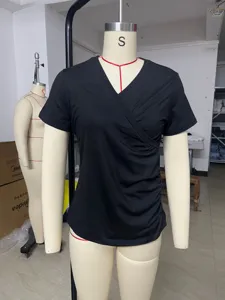 Vista di dettaglio del top t-shirt casual a maniche corte con scollo a V incrociato nero.