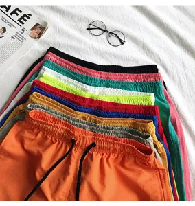 Bunte Herren Freizeit Strandshorts Sommer Bonbonfarben Fünf-Viertel-Hosen Detailansicht.