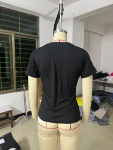 Maglietta casual a maniche corte nera tinta unita da donna, comodo top base quotidiano.