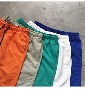 Herren Freizeitshorts Bonbonfarben Strandhose Detailansicht mehrfarbiger Stoff und Kordelzug.