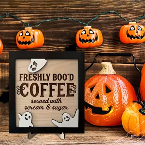 Detailaufnahme des Halloween Holztischschildes mit Kaffeemotiv und festlicher Hintergrunddeko.