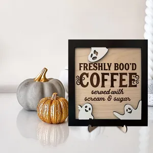 Nahaufnahme des hölzernen Halloween-Kaffeetischschilds mit süßem Geist und Gravur.