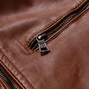 Détail de veste en cuir PU marron pour homme, gros plan avec fermeture éclair métal.