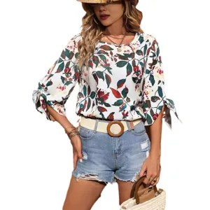 Donna moda casual stampa floreale maniche con nodo camicetta abbinata a pantaloncini denim.