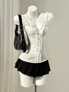 Damen weiße Puffärmel Rüschen Bluse süß Sommer Kurzarm Oberteil mit plissiertem Rock.
