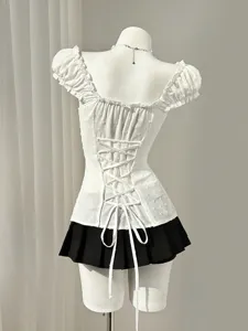 Weisse Sommer Kurzarm Bluse mit Puffaermeln und Schnuerung am Ruecken Detailansicht.