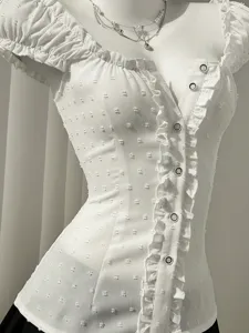 Nahaufnahme Detail der weißen kurzen Puffärmel Bluse mit Knöpfen und feinen Rüschen Design
