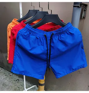 Detailansicht von bunten Herren Freizeit Badeshorts mit Taillenbund haengend am Stander