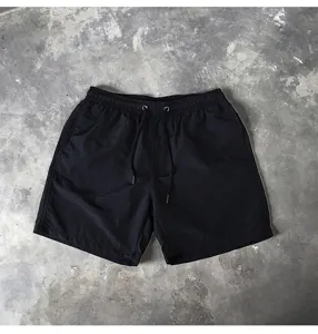 Herren lässige schwarze Shorts Detailansicht mit elastischem Kordelzug und bequemer Passform.